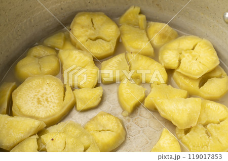 さつまいものポタージュ　茹でたさつまいもを潰す　マッシュする 119017853