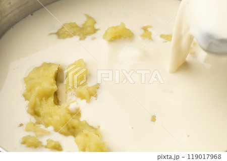 さつまいものポタージュ　潰したさつまいもに豆乳とコンソメを入れる 119017968