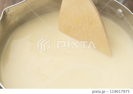 さつまいものポタージュ　潰したさつまいもに豆乳とコンソメを入れる 119017975