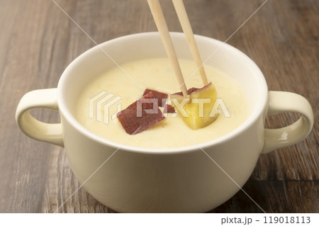 さつまいものポタージュにさつまいもとパセリ乗せて仕上げる 119018113