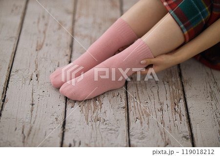 くつ下を履く若い女性の足元 くつ下を履く若い女性の足元 119018212