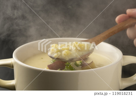 さつまいものポタージュをスプーンで持ち上げる 119018231