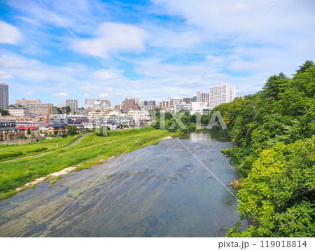 仲の瀬橋から眺める広瀬川と川内住宅と仙台市の街並み風景 仲の瀬橋から眺める広瀬川と川内住宅と仙台市の街並み風景 119018814