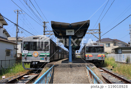 水間鉄道　名越駅で交換する電車 119018928
