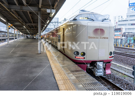 岡山駅ホームに停車中の寝台特急サンライズエクスプレス 岡山駅ホームに停車中の寝台特急サンライズエクスプレス 119019006