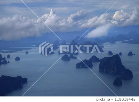 A breathtaking view of the vast ocean as seen from an airplane window 119019448