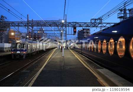 南海 夕暮れの新今宮駅ホームと電車 南海 夕暮れの新今宮駅ホームと電車 119019594