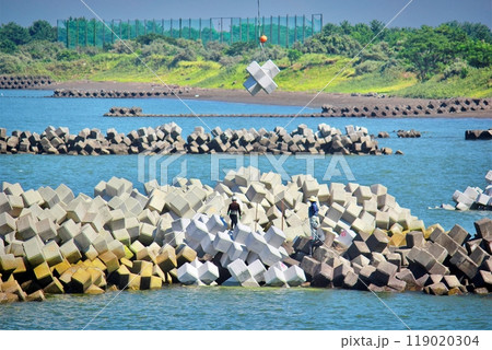 テトラポッドを積み上げる作業員　海洋土木 119020304