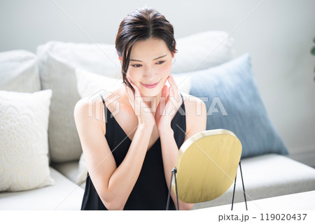 頬の乾燥やスキンケアを気にする美しい肌に両手で触れる女性 頬の乾燥やスキンケアを気にする美しい肌に両手で触れる女性 119020437