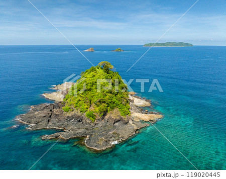 Turquoise sea water and waves in Bolog Islands. El Nido, Palawan. Philippines. 119020445