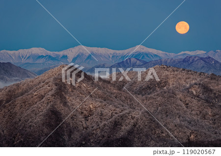丹沢・塔ノ岳から見る南アルプス・白峰三山に沈む満月 丹沢・塔ノ岳から見る南アルプス・白峰三山に沈む満月 119020567