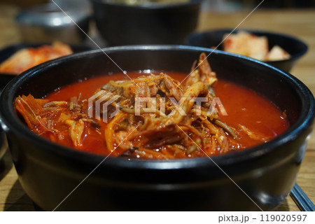 Yukgaejang is a spicy Korean soup dish made by boiling beef, green onions, etc. for a long time. 119020597