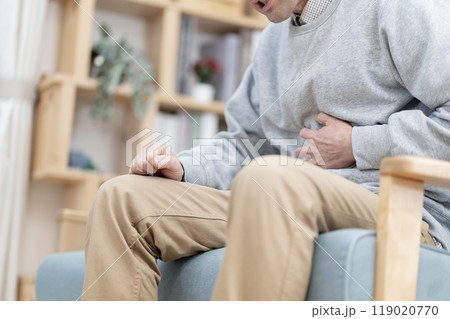 腹痛のミドル男性　ボディパーツ　パーツカット 119020770