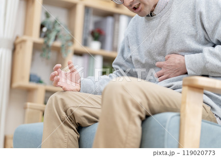 腹痛のミドル男性　ボディパーツ　パーツカット 119020773