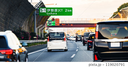 東名高速道路 の 秦野中井 の 上り線 は 有名 な 渋滞 ポイント 【 道路渋滞 の イメージ 】 東名高速道路 の 秦野中井 の 上り線 は 有名 な 渋滞 ポイント 【 道路渋滞 の イメージ 】 119020791