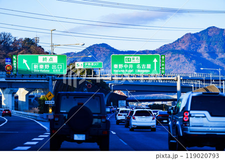 東名高速道路 の 秦野中井 の 上り線 は 有名 な 渋滞 ポイント 【 道路渋滞 の イメージ 】 東名高速道路 の 秦野中井 の 上り線 は 有名 な 渋滞 ポイント 【 道路渋滞 の イメージ 】 119020793