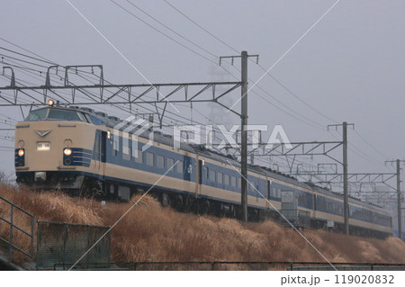 曇天の東海道線にやってきた583系電車の団体列車_2010/3/6撮影 曇天の東海道線にやってきた583系電車の団体列車_2010/3/6撮影 119020832