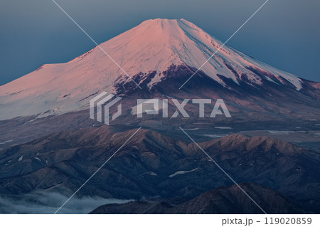 厳冬の丹沢・塔ノ岳山頂から見る朝焼けの富士山 119020859