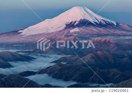 厳冬の丹沢・塔ノ岳山頂から見る朝焼けの富士山 119020861