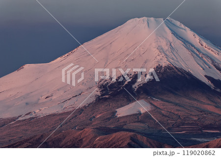 厳冬の丹沢・塔ノ岳山頂から見る朝焼けの富士山 119020862