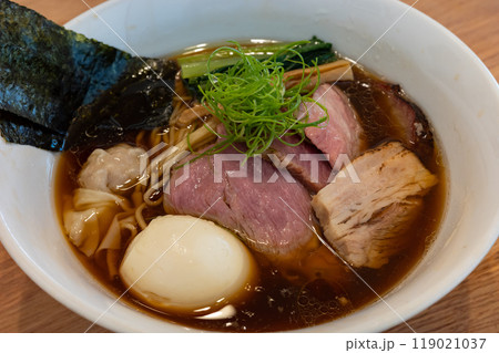 与那原NAGISA醤油ラーメン横：山原地鶏と久米島赤鶏スープ、チャーシュー・青ネギ・ゆで卵 119021037