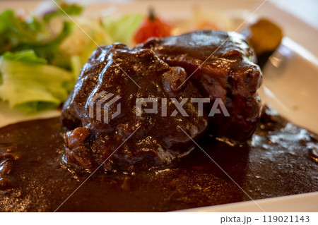 ふらの和牛のふらの赤ワイン煮込み・接写・斜め上 119021143