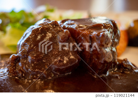 ふらの和牛のふらの赤ワイン煮込み・接写・横から ふらの和牛のふらの赤ワイン煮込み・接写・横から 119021144