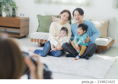 リビングでくつろぐ家族 リビングでくつろぐ家族 119021422