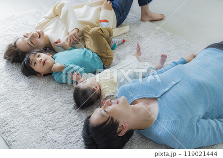 リビングでくつろぐ家族 リビングでくつろぐ家族 119021444