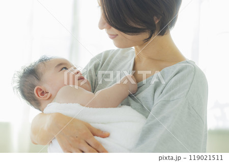 赤ちゃんんとお母さん  119021511