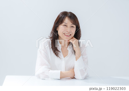 女性　ポートレート 119022303