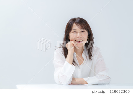 女性　ポートレート 119022309