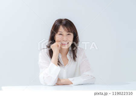 女性　ポートレート 119022310