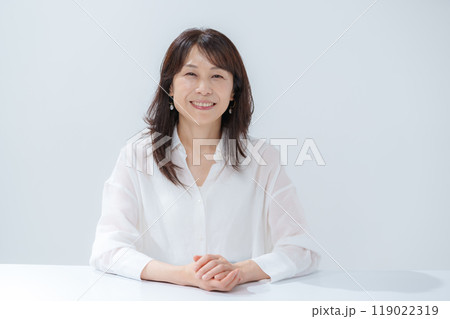 女性　ポートレート 119022319