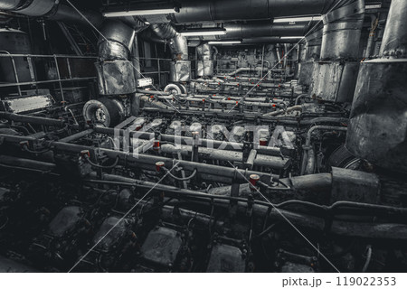 青函連絡船　八甲田丸の機関室 119022353