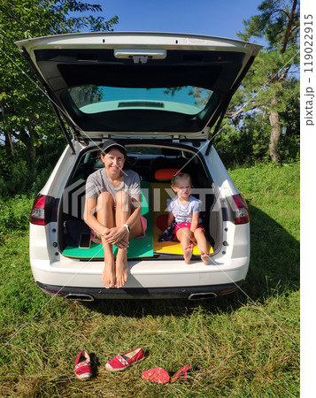 Young mom with her little daughter sitting 119022915