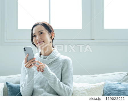 笑顔でスマホを使う女性 119022921