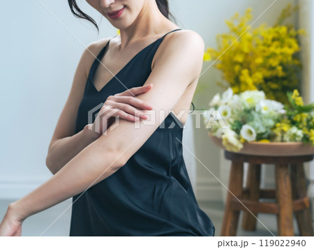 女性の腕のスキンケアイメージ 119022940