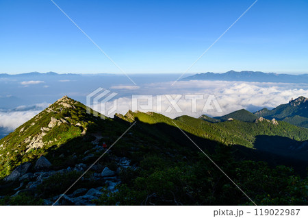 奥秩父の名峰・金峰山の稜線 119022987
