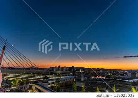 青森市の夕焼けと豪華客船　夜景 119023038