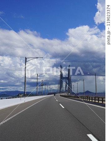 瀬戸大橋で瀬戸内海を渡る 櫃石島橋(香川県坂出市) 瀬戸大橋で瀬戸内海を渡る 櫃石島橋(香川県坂出市) 119023374