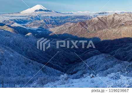 冬の丹沢・塔ノ岳から見る富士山と南アルプス 119023667