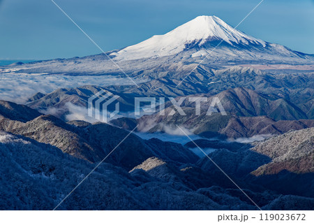 丹沢・塔ノ岳から見る冬の富士山 119023672