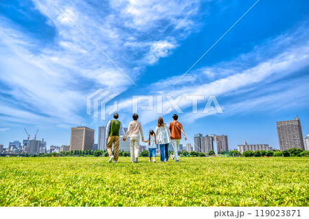 河川敷を散歩する仲良し家族三世代 後ろ姿 河川敷を散歩する仲良し家族三世代 後ろ姿 119023871