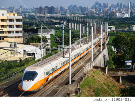 カーブを曲がり走る台湾新幹線700T型 カーブを曲がり走る台湾新幹線700T型 119024033