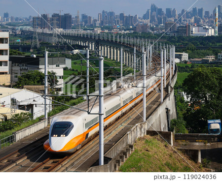 カーブを曲がり走る台湾新幹線700T型 119024036