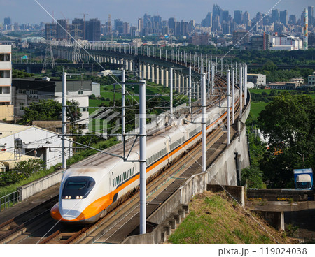 カーブを曲がり走る台湾新幹線700T型 カーブを曲がり走る台湾新幹線700T型 119024038