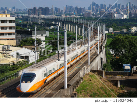 カーブを曲がり走る台湾新幹線700T型 カーブを曲がり走る台湾新幹線700T型 119024046