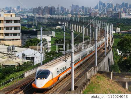 カーブを曲がり走る台湾新幹線700T型 119024048