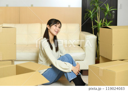段ボール箱の前で考える若いアジア人女性 段ボール箱の前で考える若いアジア人女性 119024083